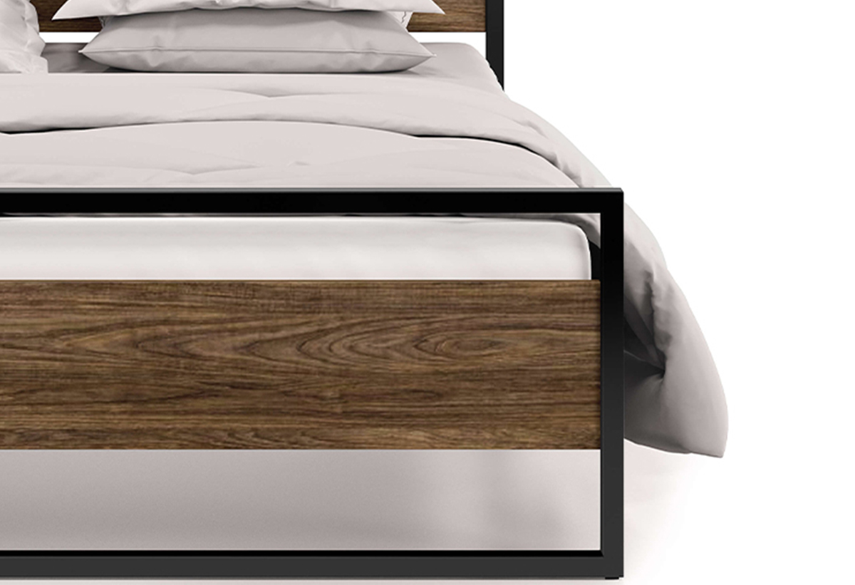 Απεικονίζεται η κατασκευή του κρεβατιού από κοντινή λήψη.